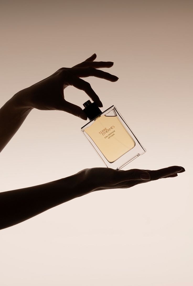 Elegant Perfume Bottle Silhouette Ad Genflow 模板预览