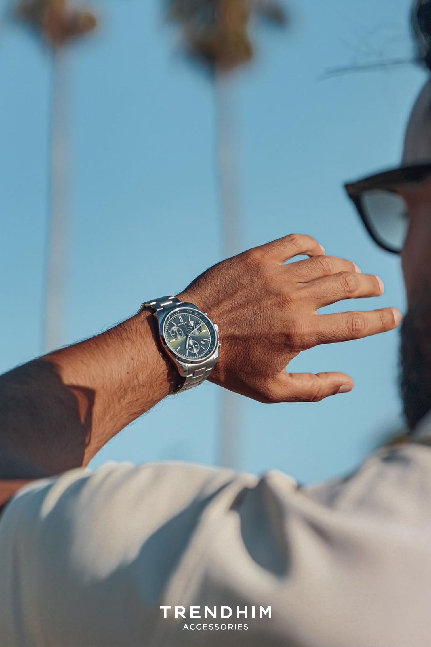 Sunlit Luxury Wristwatch Lifestyle Shot Genflow テンプレートプレビュー