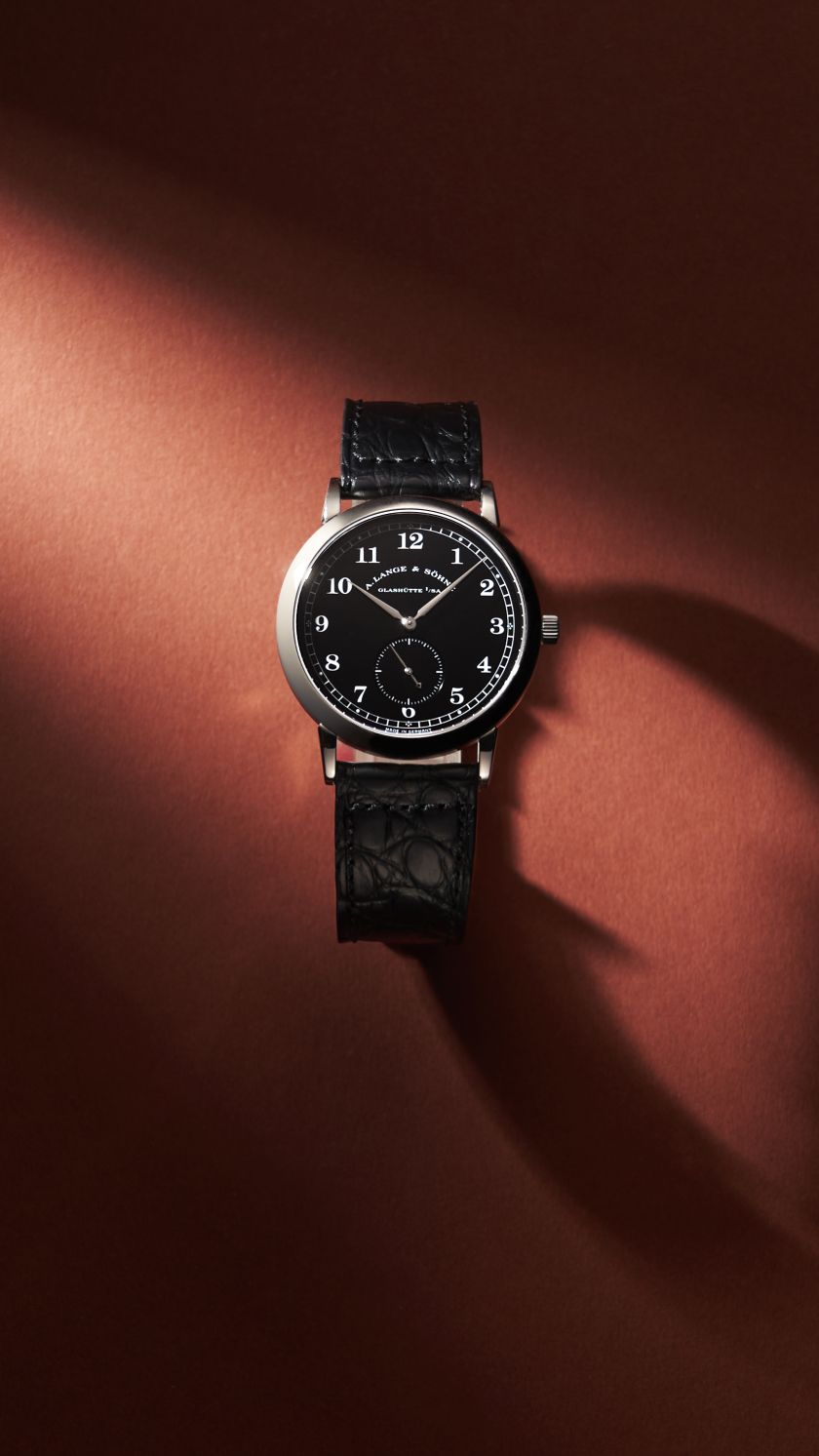 Luxury Wristwatch Dramatic Red Shadow Genflow テンプレートプレビュー
