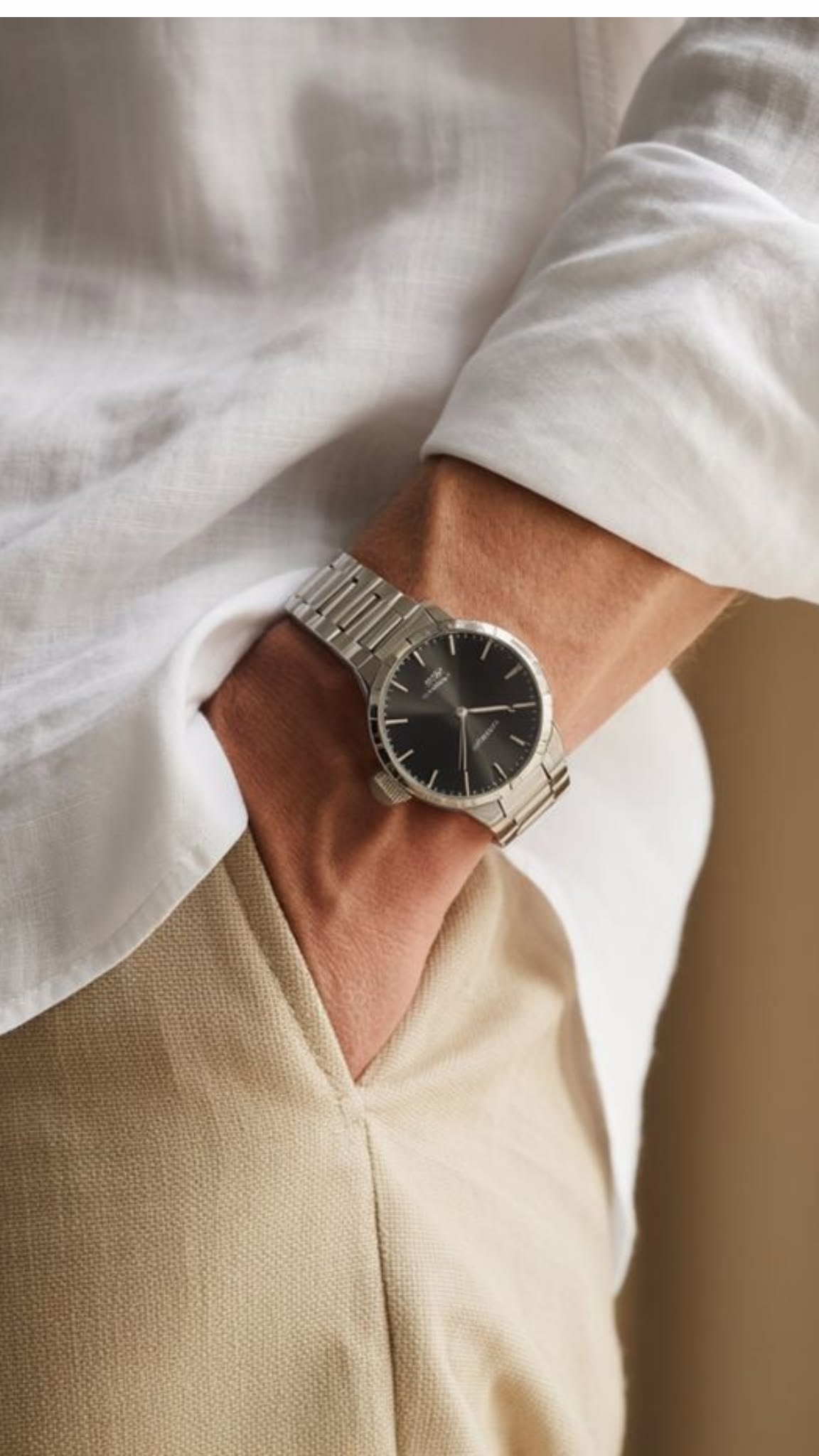 Minimalist Wristwatch Lifestyle Closeup Genflow テンプレートプレビュー