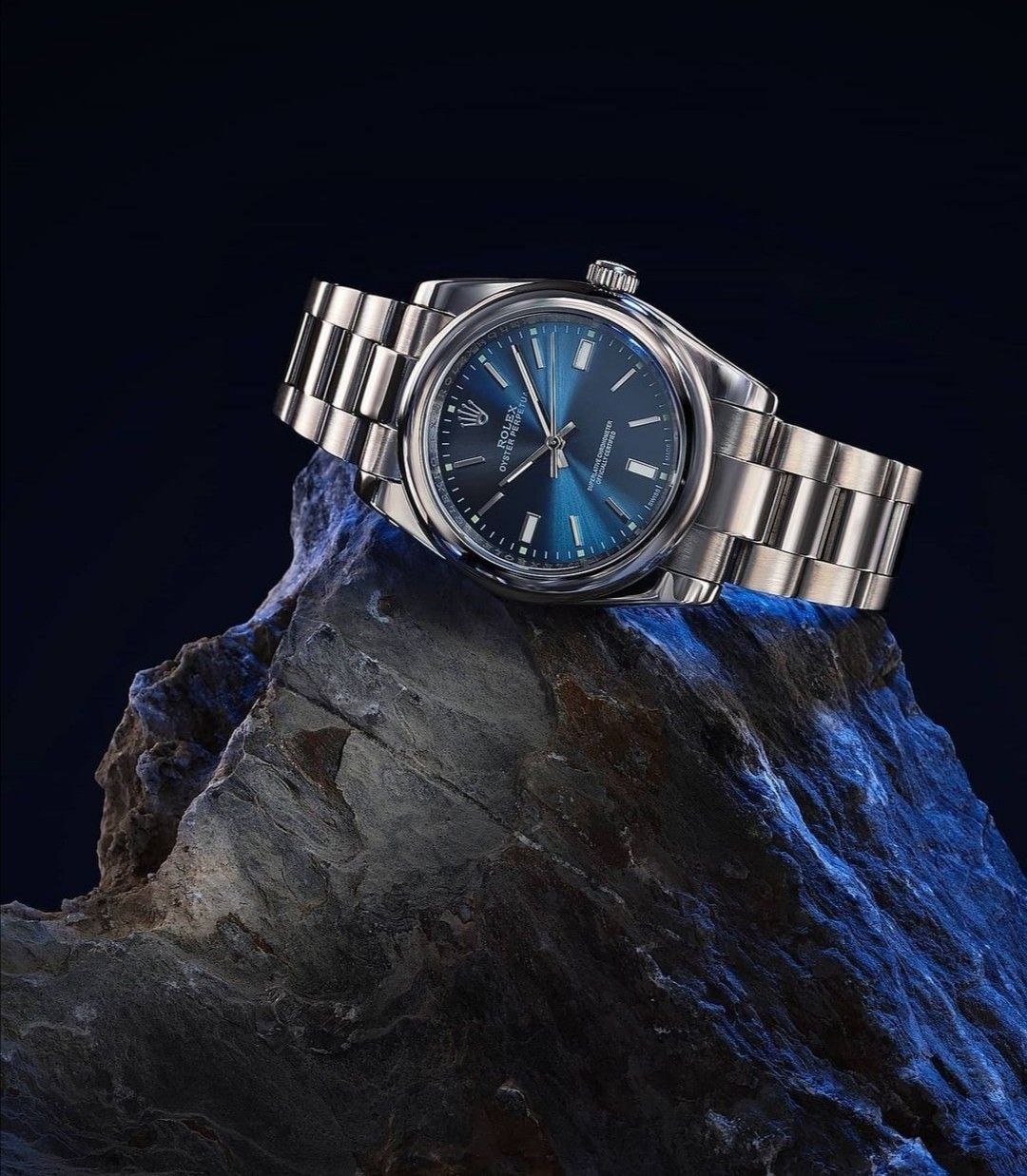 Luxury Watch On Dramatic Rock Genflow 模板预览