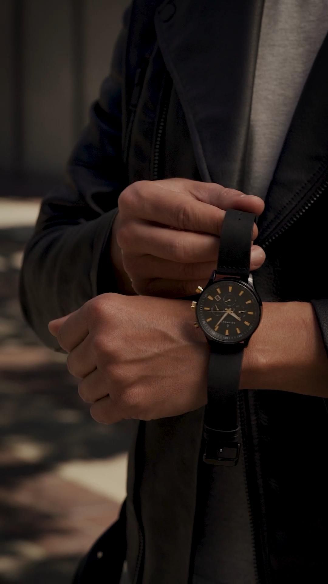 Minimal Black Wristwatch Lifestyle Shot Genflow 模板预览