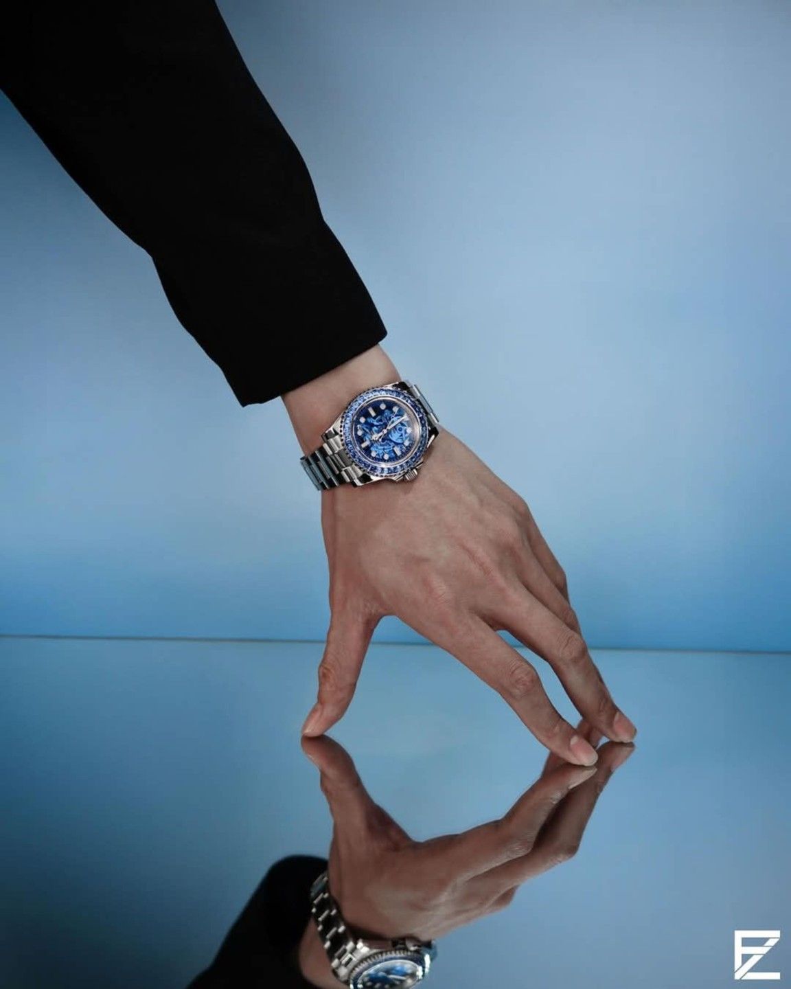 Minimal Blue Luxury Watch Reflection Genflow 模板预览