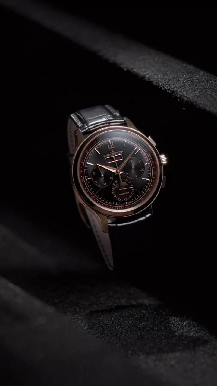 Luxury Chronograph Watch Dramatic Lighting Genflow テンプレートプレビュー