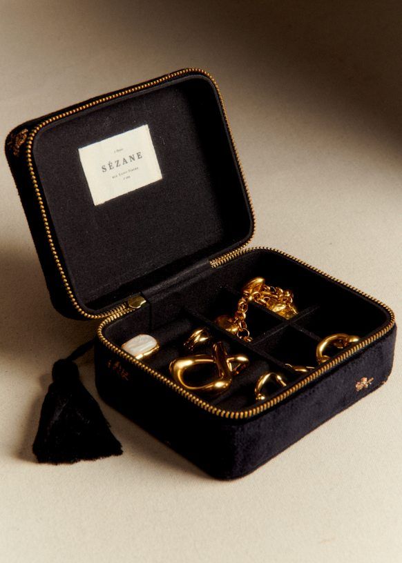 Luxury Gold Jewelry Box Display Genflow template preview
