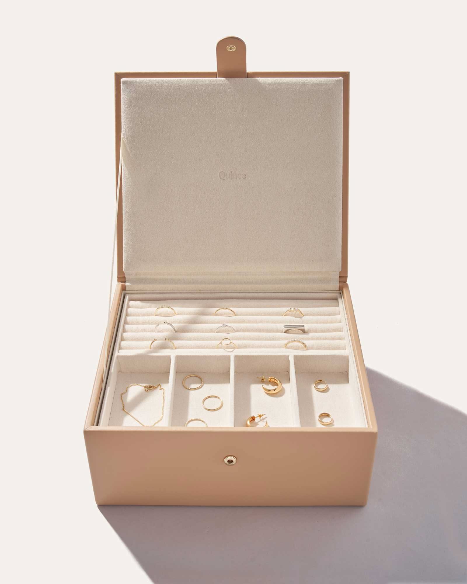 Minimalist Jewelry Box Product Display Genflow template preview