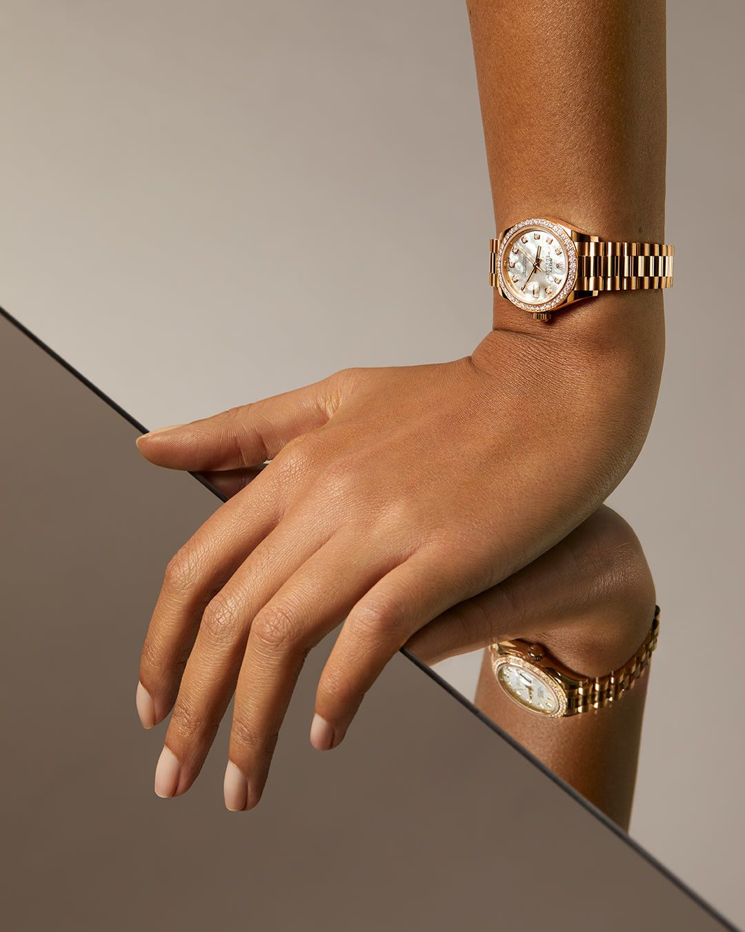 Luxury Gold Watch Mirror Reflection Genflow テンプレートプレビュー
