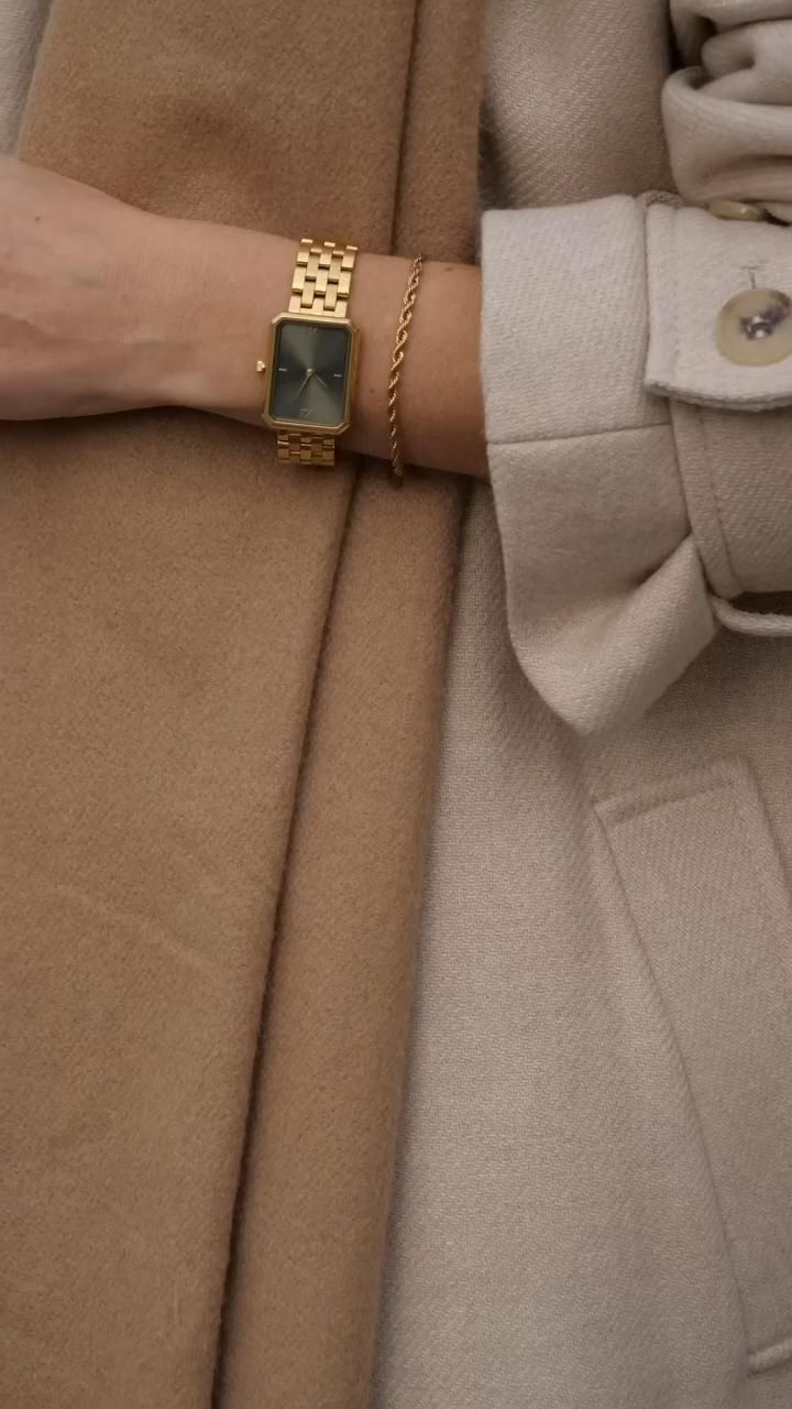 Minimalist Gold Watch Fashion Closeup Genflow template preview