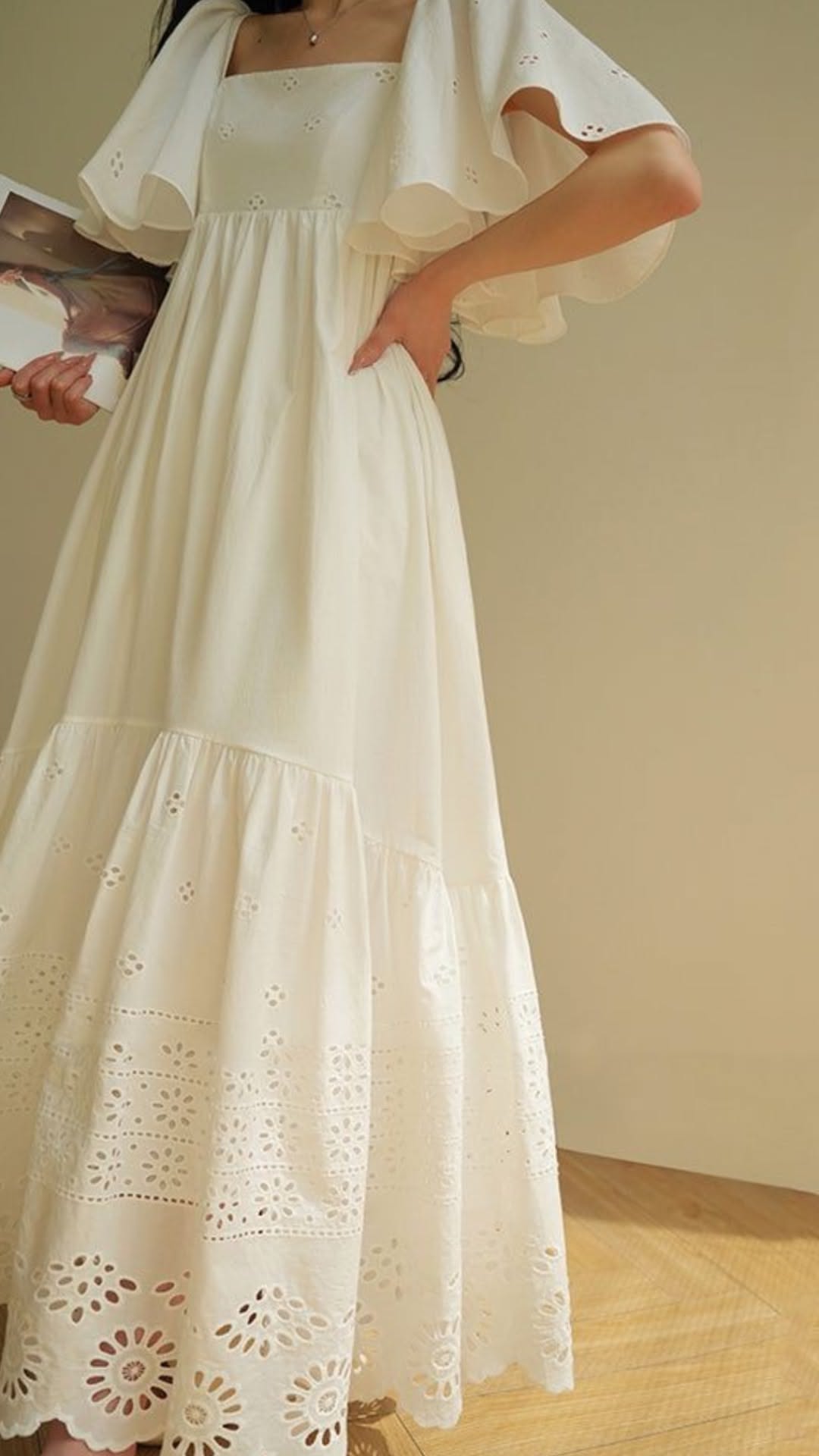 Soft Minimalist White Summer Dress Genflow テンプレートプレビュー