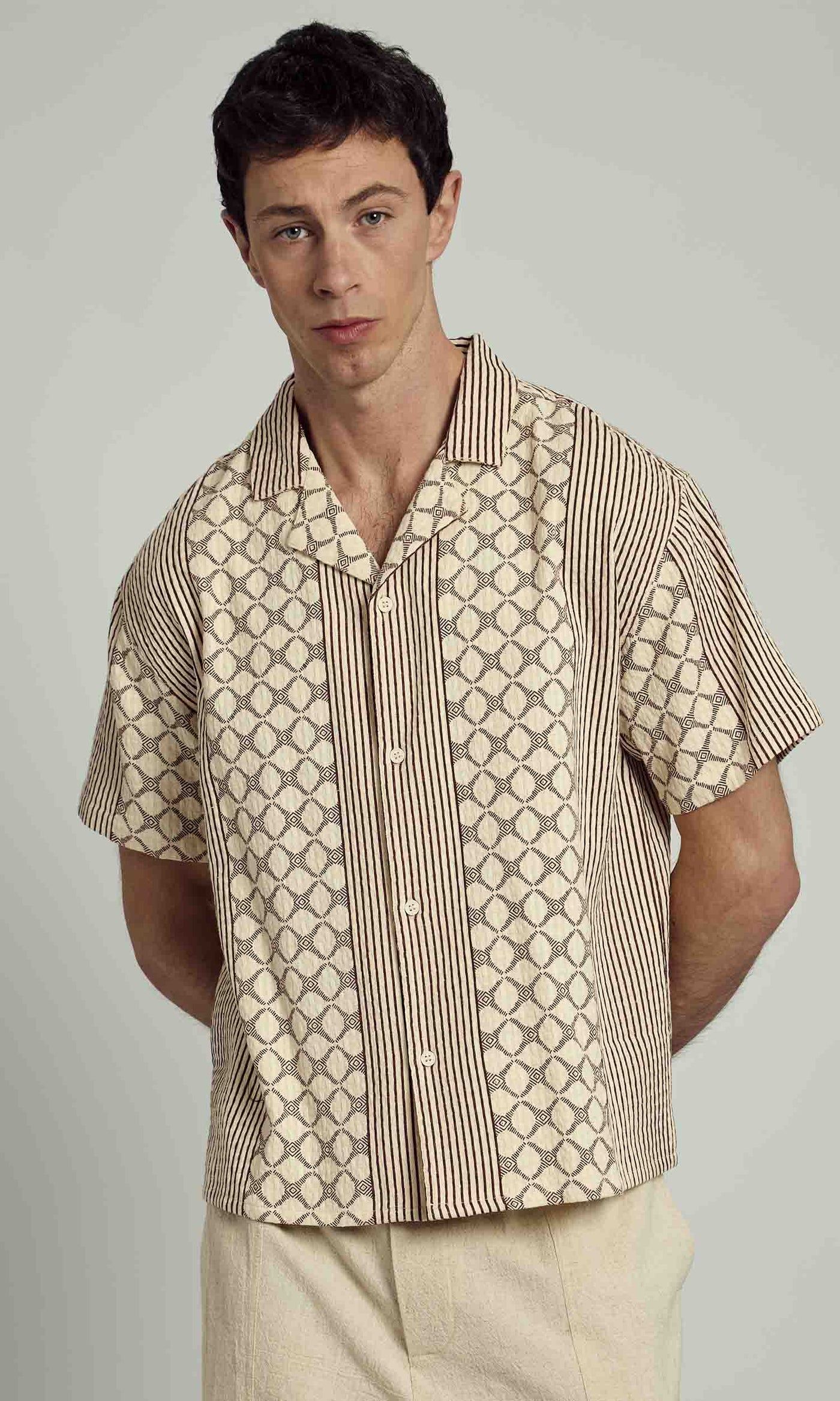 Retro Pattern Mens Shirt Studio Shoot Genflow テンプレートプレビュー