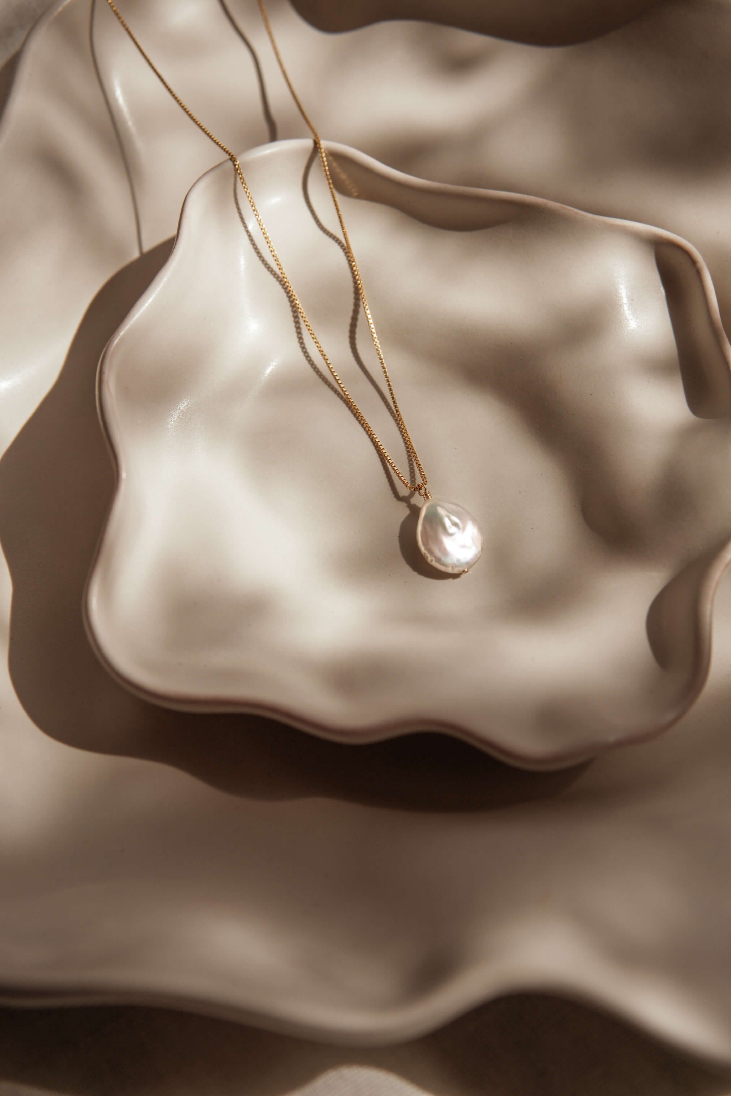 Minimalist Pearl Pendant Luxury Still Life Genflow テンプレートプレビュー