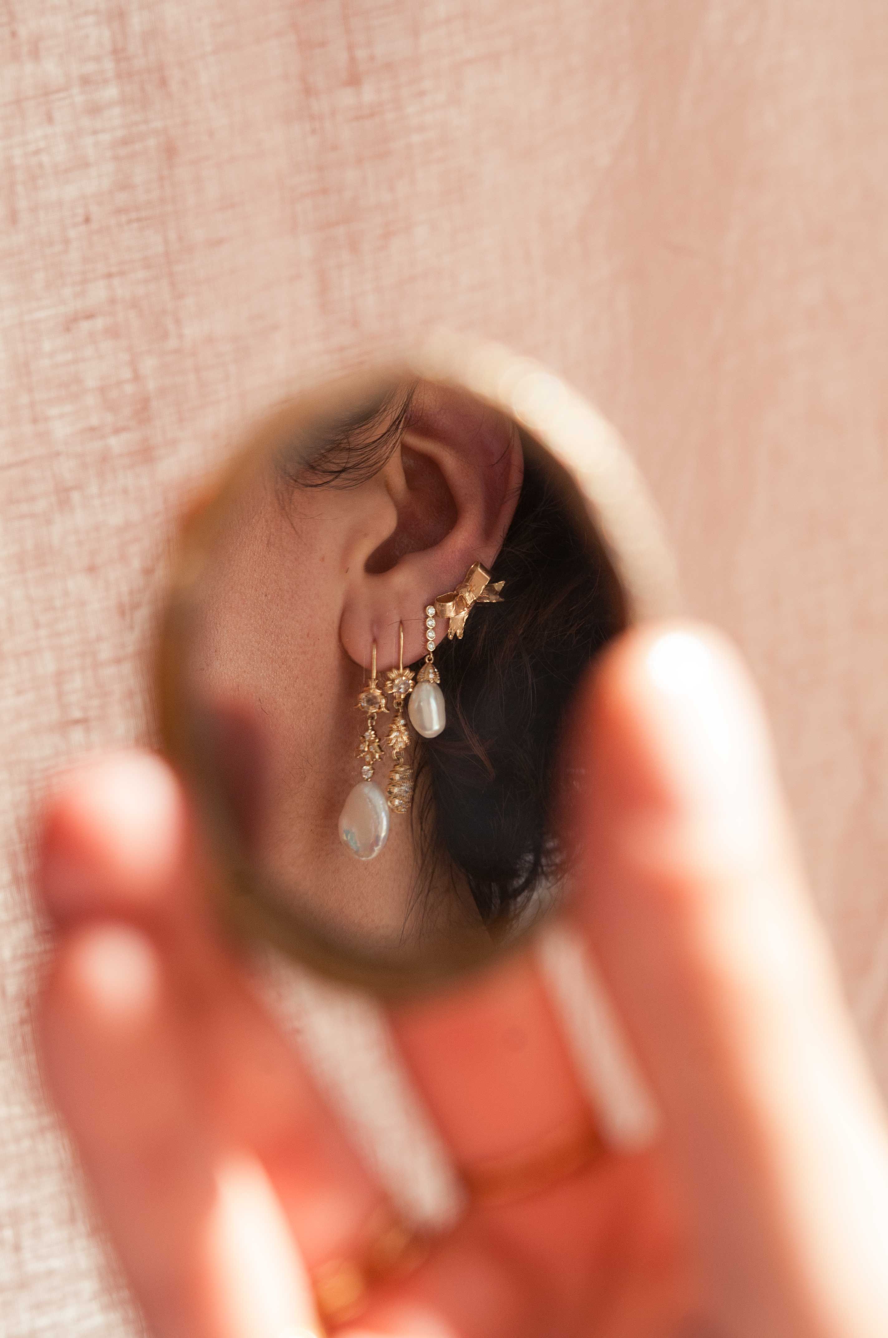 Elegant Pearl Earrings Mirror Reflection Genflow template preview