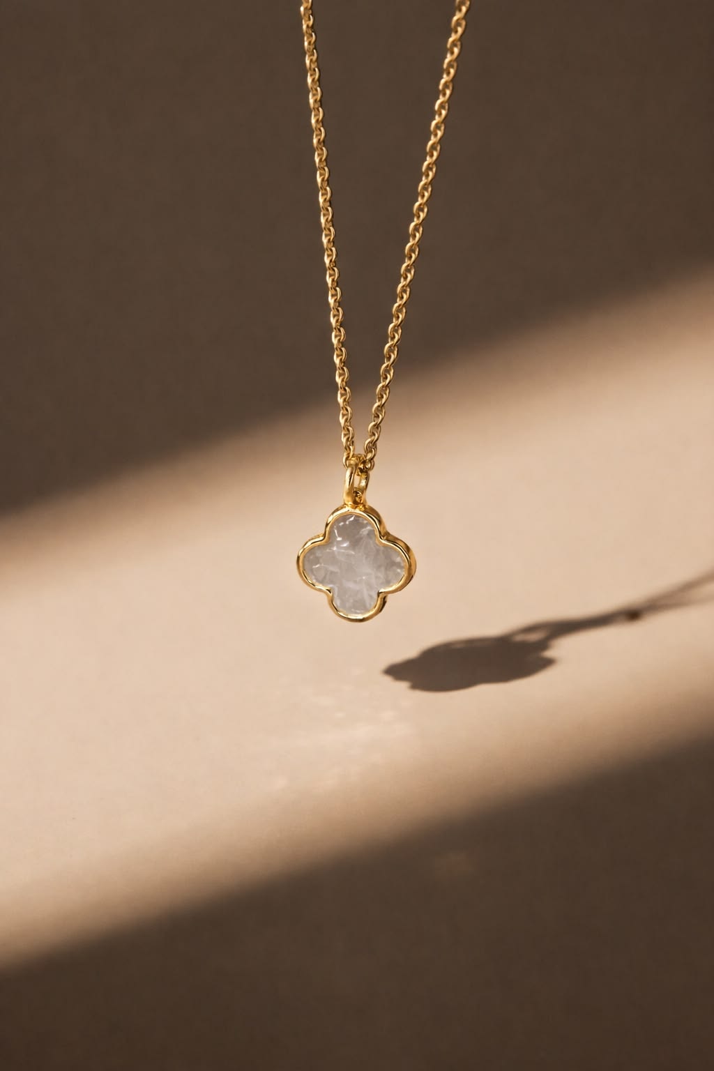 Minimalist Gold Clover Pendant Product Shot Genflow テンプレートプレビュー