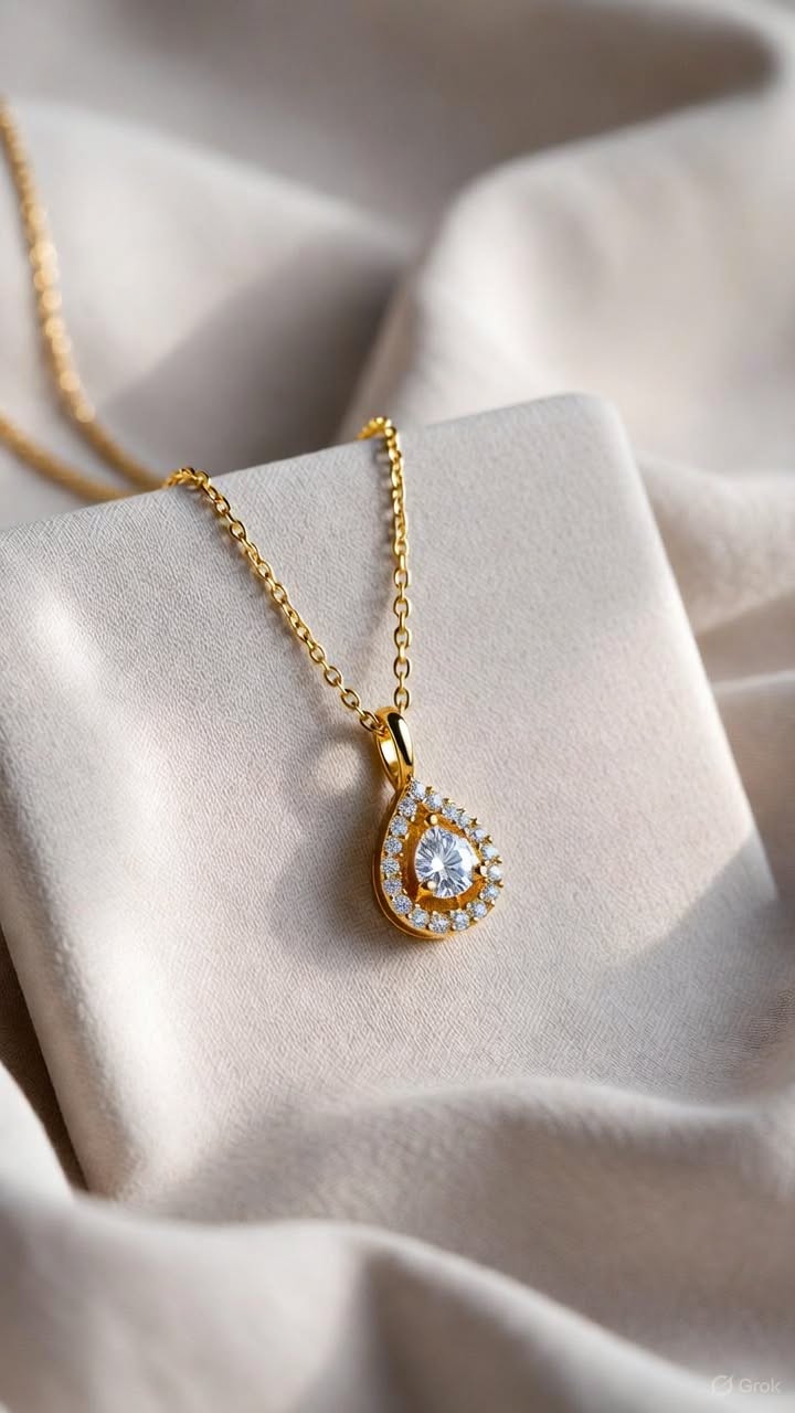 Elegant Gold Teardrop Diamond Pendant Genflow テンプレートプレビュー