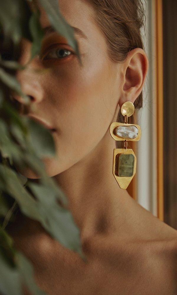 Natural Light Botanical Jewelry Portrait Genflow テンプレートプレビュー