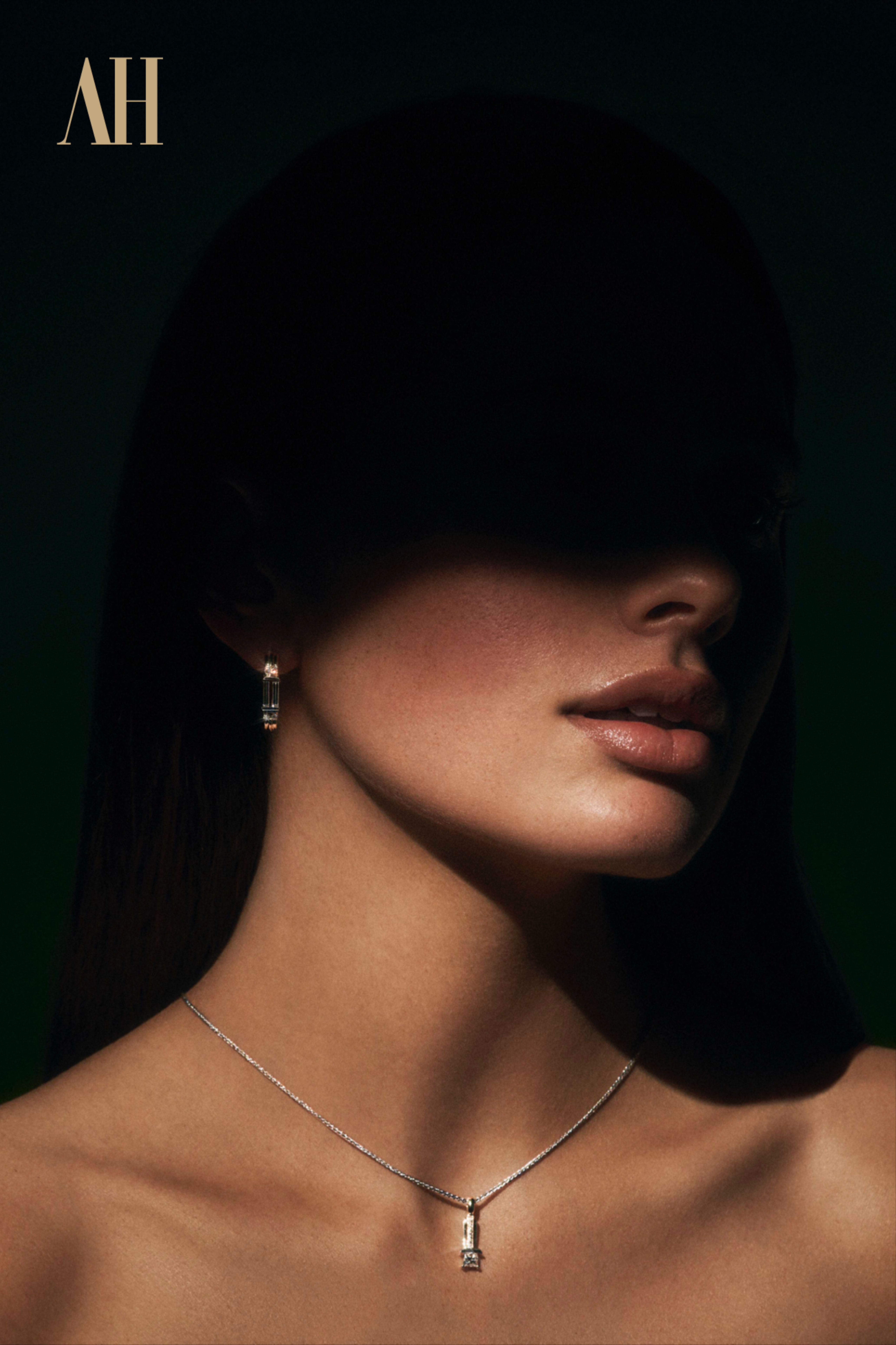 Luxury Jewelry Portrait In Moody Lighting Genflow 模板預覽