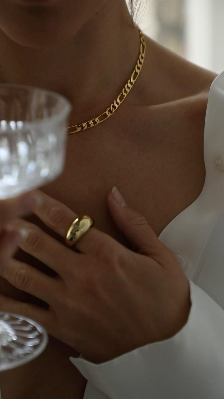 Elegant Gold Chain Jewelry Lifestyle Closeup Genflow 模板預覽