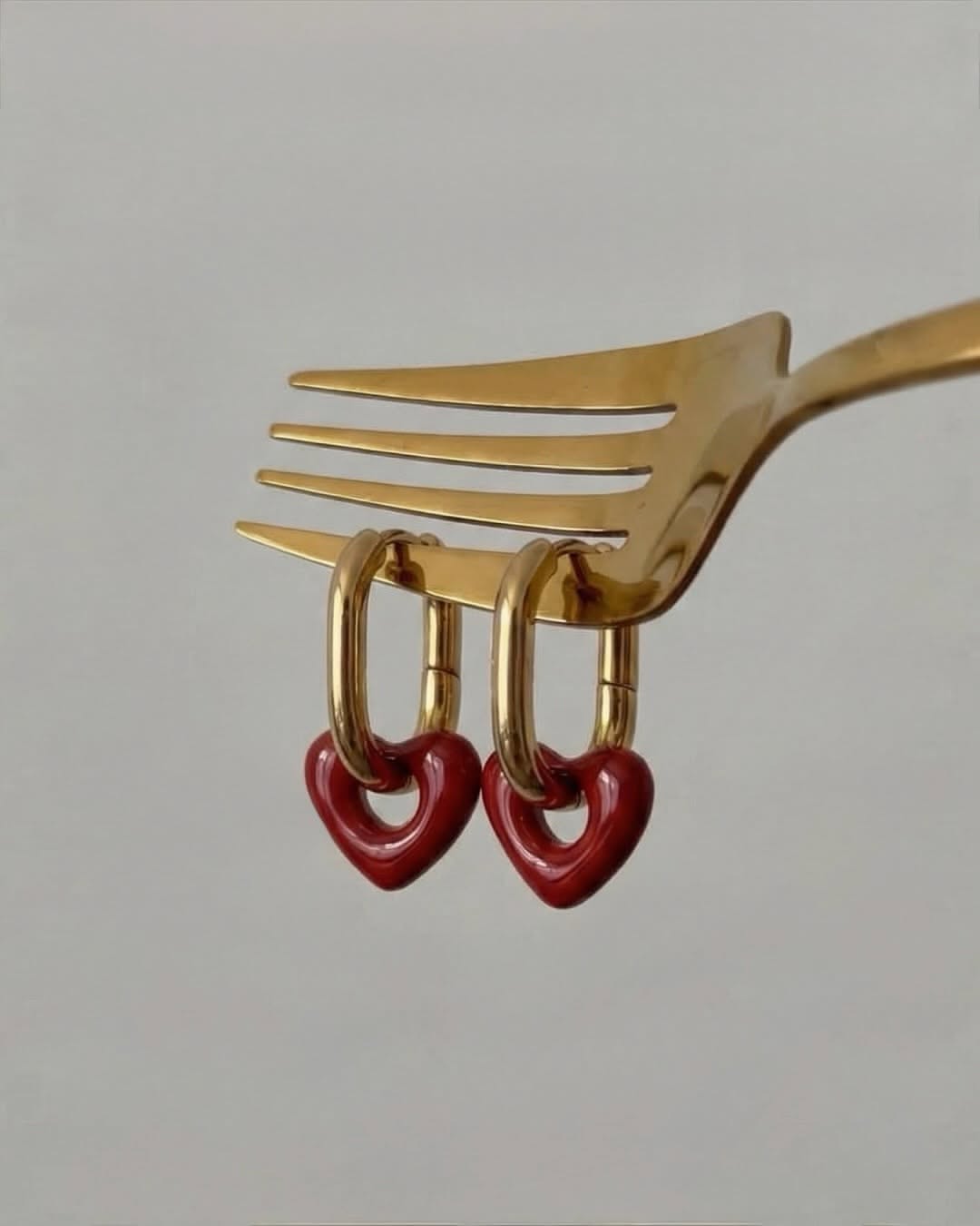 Minimalist Fork Heart Earrings Display Genflow 模板預覽