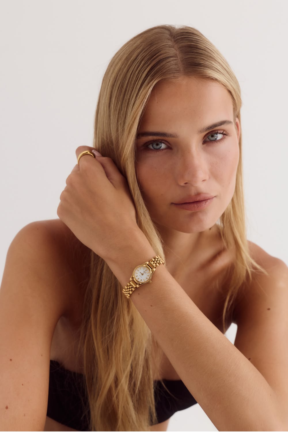 Minimalist Gold Watch Fashion Portrait Genflow テンプレートプレビュー