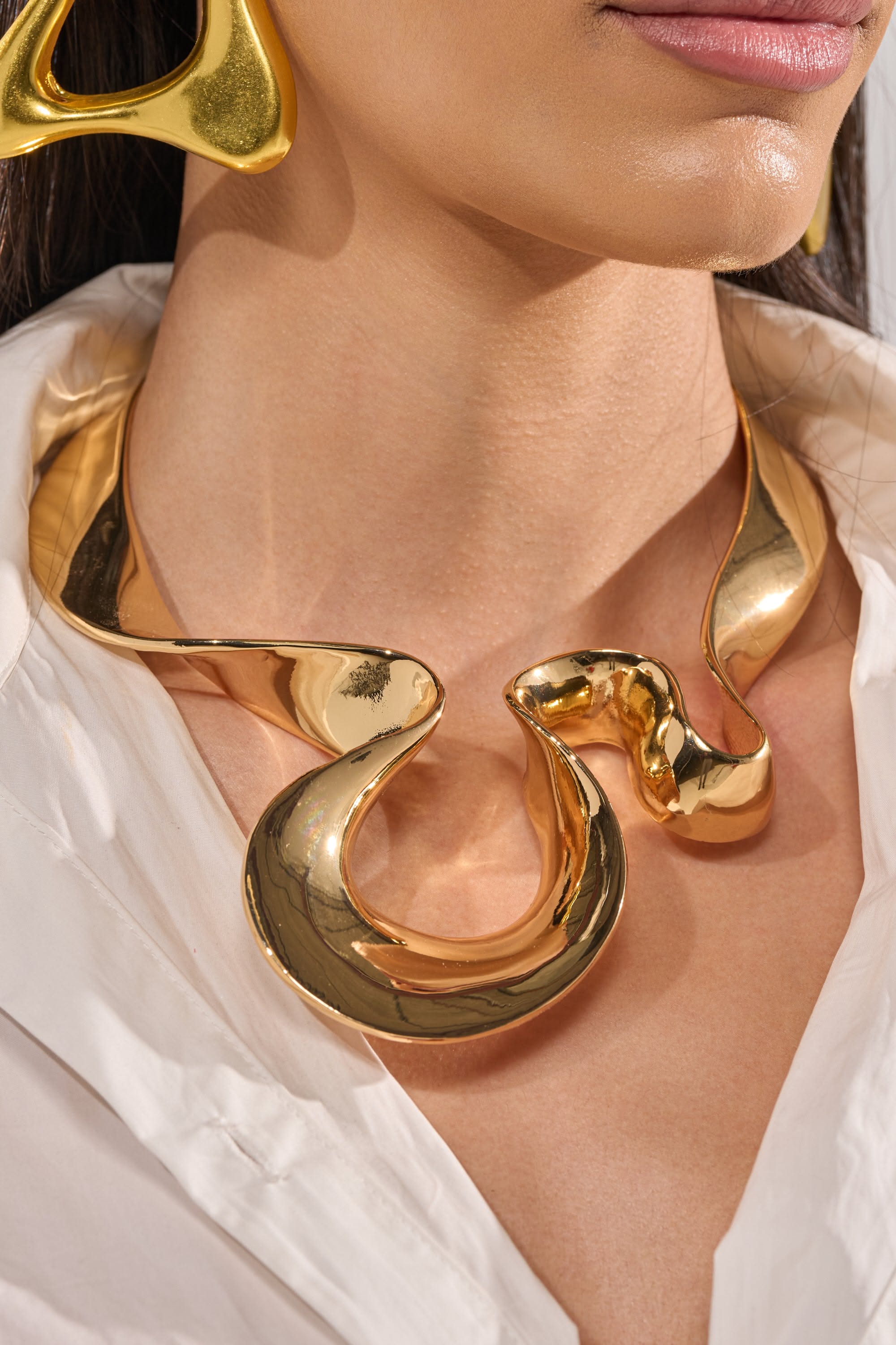 Luxury Sculptural Gold Jewelry Closeup Genflow template preview