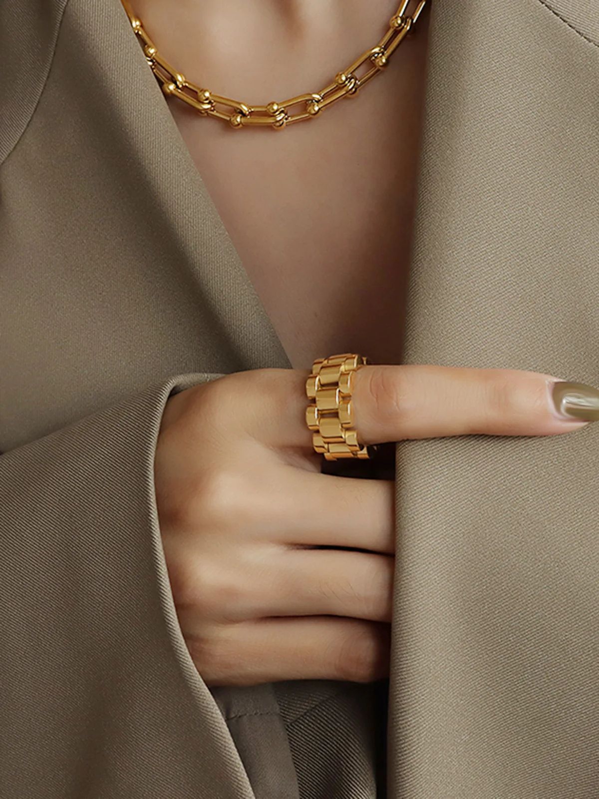 Elegant Gold Jewelry Fashion Closeup Genflow テンプレートプレビュー