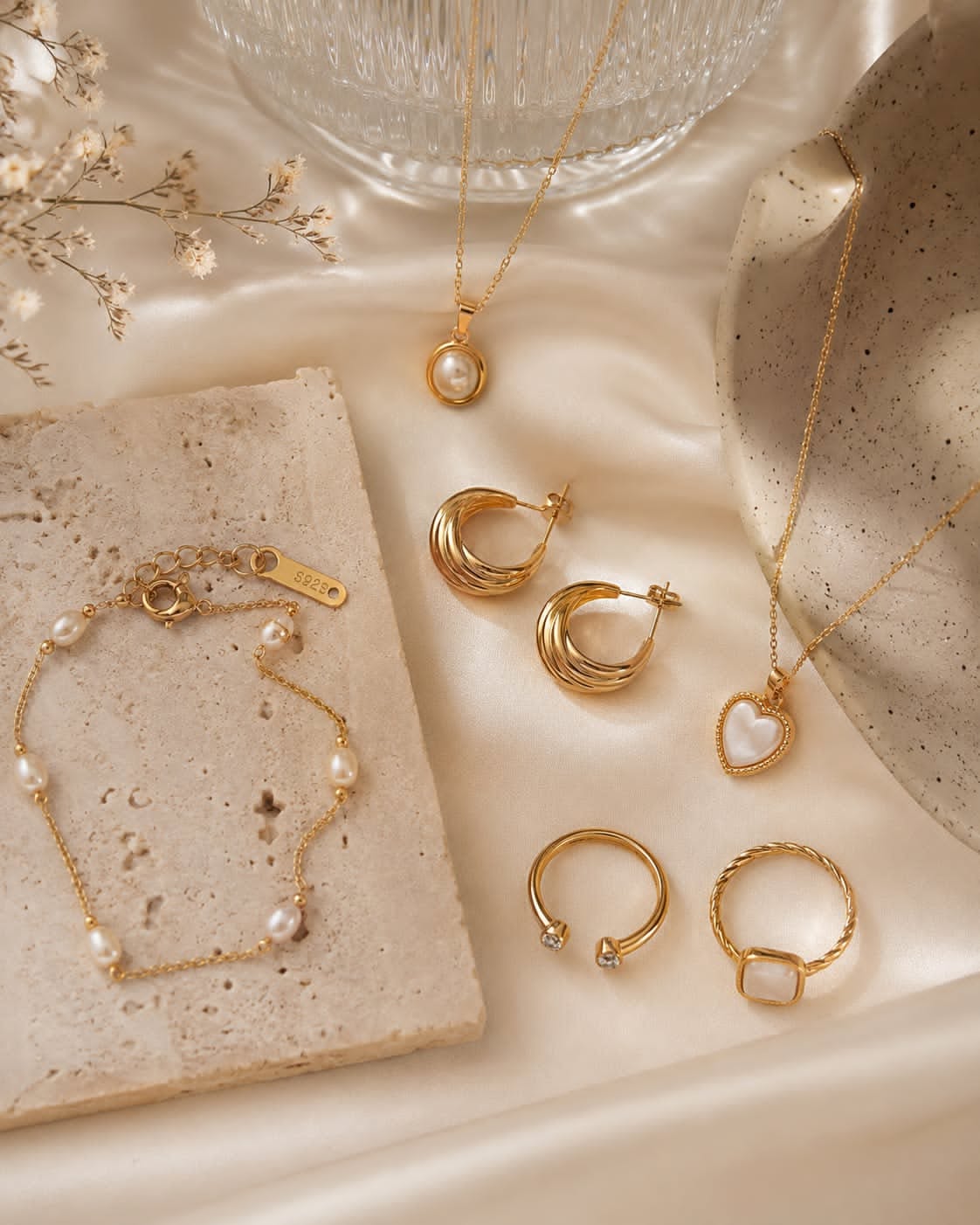 Elegant Gold Jewelry Satin Flat Lay Genflow 模板預覽