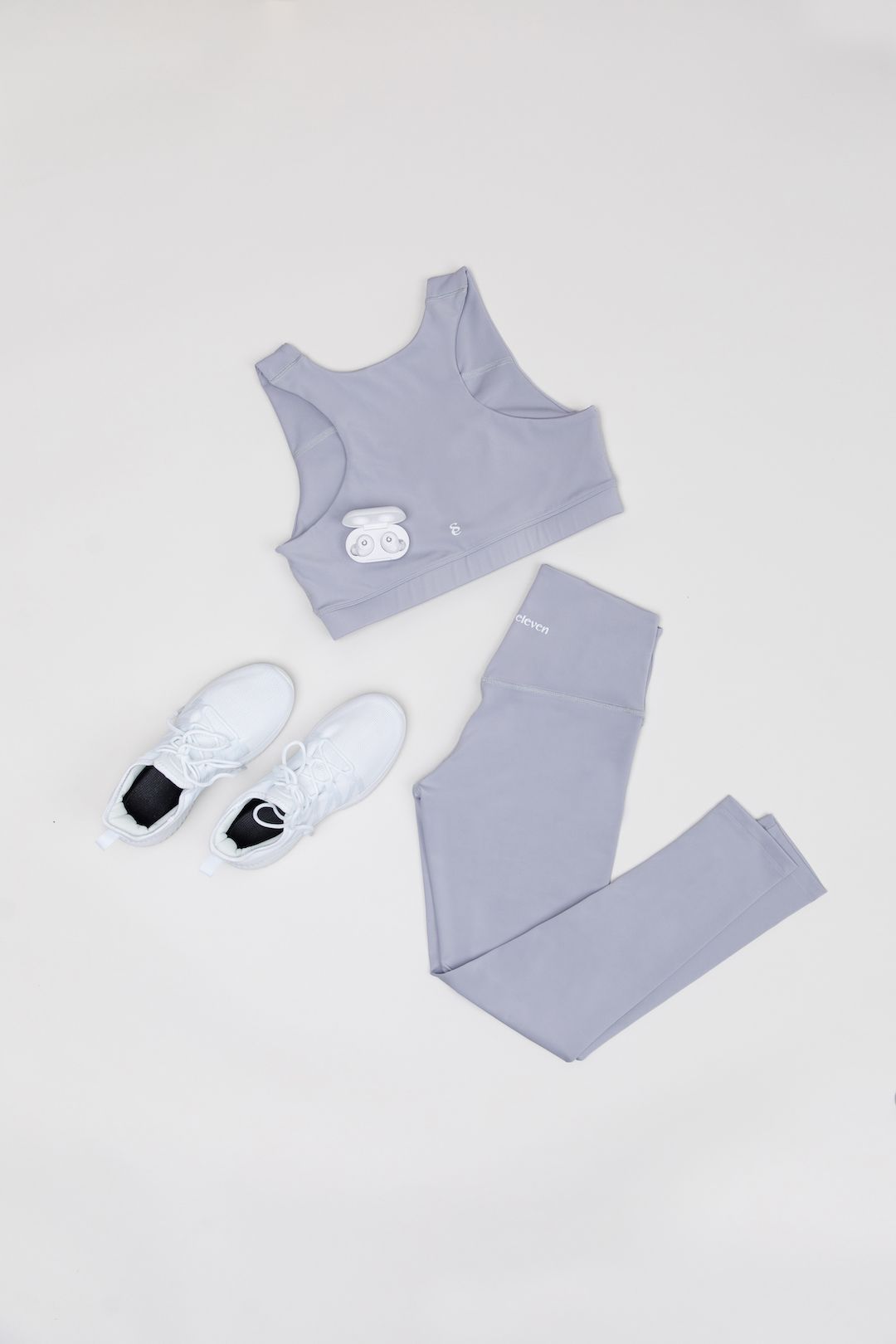 minimal activewear product photoshoot flatlay, airy Creative Design Generator Genflow テンプレートプレビュー