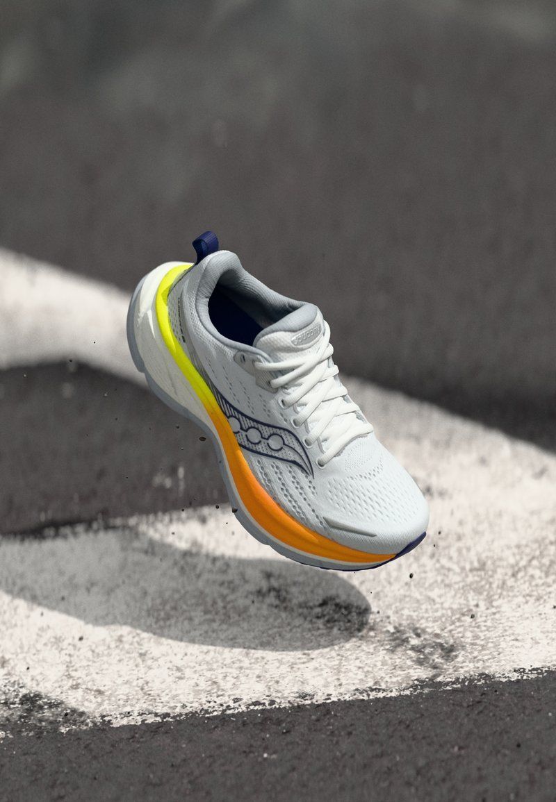 Saucony HURRICANE 25 - Road running shoes Creative Design Generator Genflow 模板预览