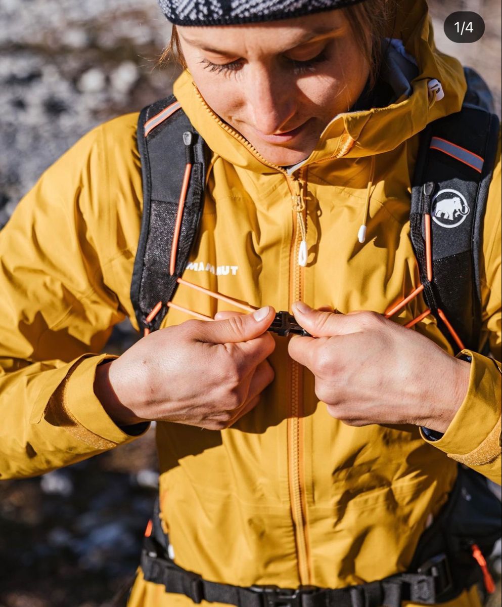 A Woman Wearing A Yellow Jacket And Hat Creative Design Generator Genflow テンプレートプレビュー