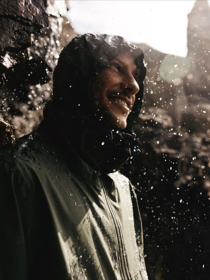 A Man Standing In Front Of A Stone Wall With Water Droplets All Over Him And His Face Part Creative Design Generator Genflow テンプレートプレビュー